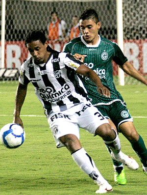 Kempes, do Ceará, domina bola no jogo contra o Goiás