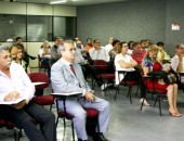 Conselheiro Otávio Lessa e servidores acompanhando a explanação dos técnicos do TCE/AL