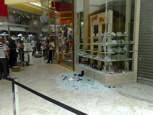 Ladrões quebraram vidro da loja