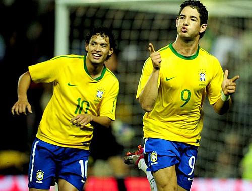 Os gols foram marcados por Daniel Alves e Alexandre Pato