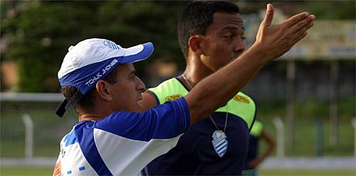 Lino mostra caminho para jogadores durante treinamento