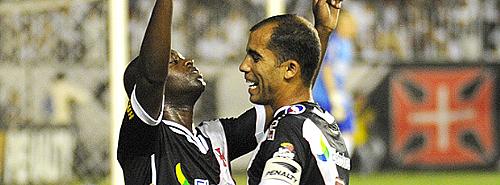Zé Roberto e Felipe comemoram o primeiro gol do Vasco no jogo