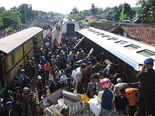 Policiais e voluntários buscam por vítimas depois que dois trens colidiram na Indonésia