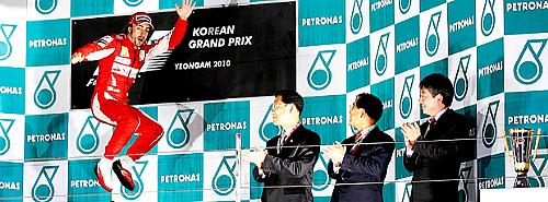 Fernando Alonso pula no pódio para comemorar a vitória no GP da Coreia, em Yeongam