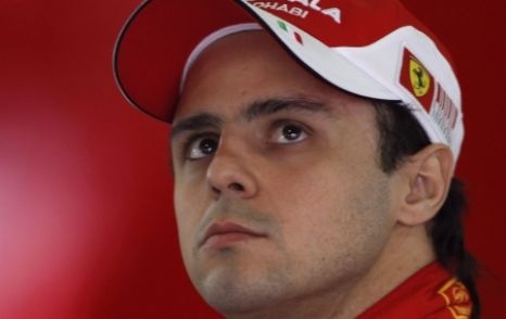 Felipe Massa tem ordens da Ferrari para ajudar Fernando Alonso a conquistar o título da temporada, mas o brasileiro não parece satisfeito com isso