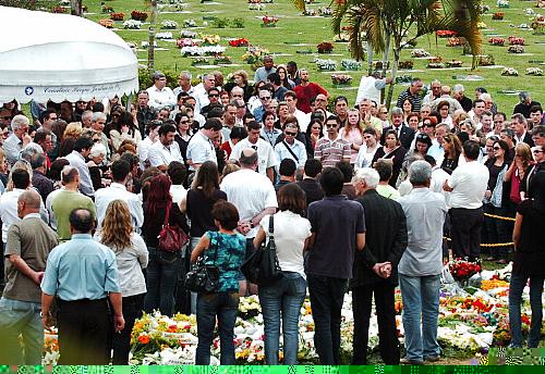 Centenas de pessoas acompanharam o sepultamento do deputado