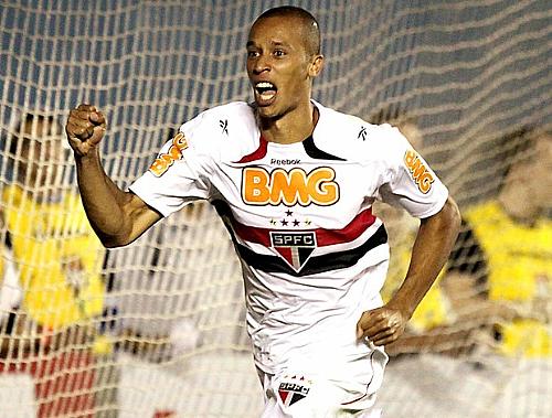 Miranda comemora o segundo gol do Tricolor, marcado no começo do segundo tempo, e que garantiu a importantíssima vitória por 2 a 1 sobre o Atlético-PR, em Barueri