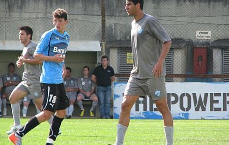 Junior Viçosa marcou o único gol do jogo-treino contra o Novo Hamburgo