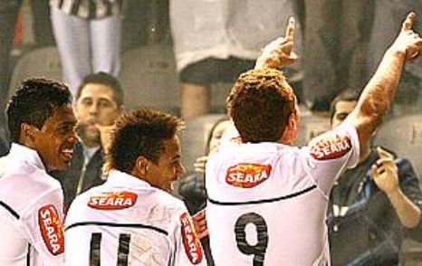 Ze Eduardo (camisa 9), comemora gol com Neymar (centro) e Alex Sandro