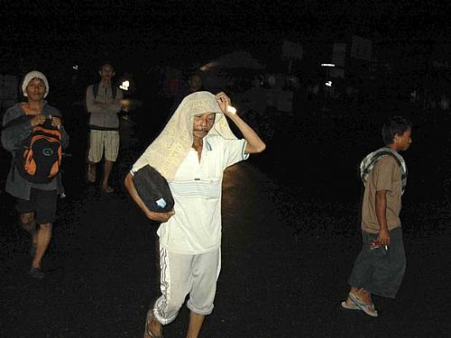 Moradores da cidade de Padang correm na noite desta segunda-feira (25), assustados com o terremoto