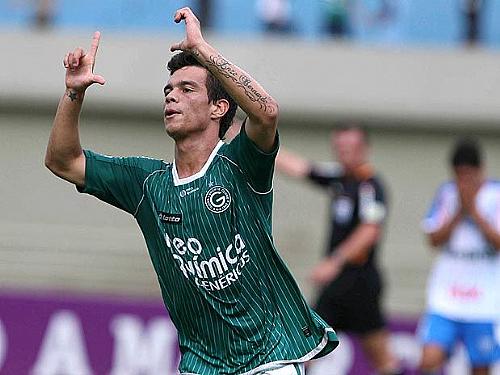 Bernardo vibra gol que garantiu a vitória do Goiás