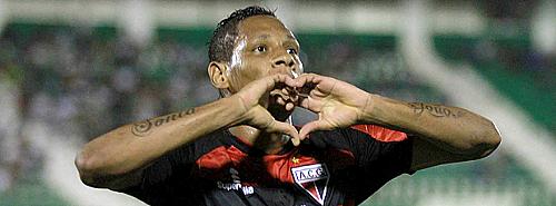 Marcão comemora o gol que deu a vitória ao Atlético-GO contra o Guarani