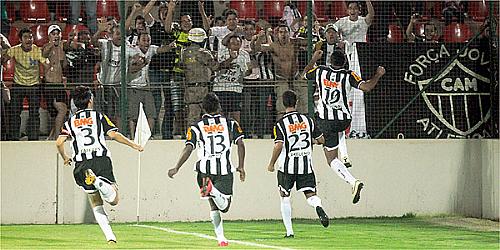 Obina festeja o gol que evitou a derrota do Galo na partida de ida das quartas de final