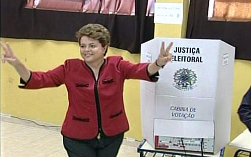Dilma posa para fotos após votar