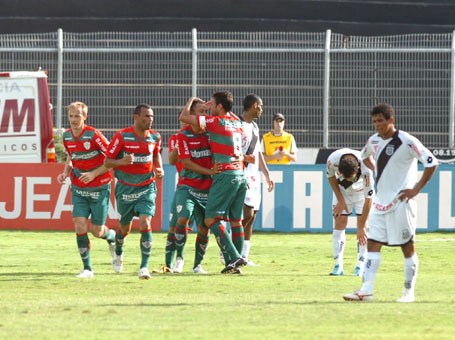 Atletas da Portuguesa comemoram o primeiro gol da equipe