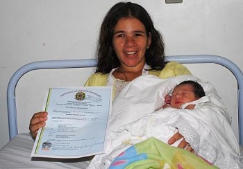 Sandrielly Delmiro da Silva foi a 1ª criança beneficiada com o registro em maternidades em AL
