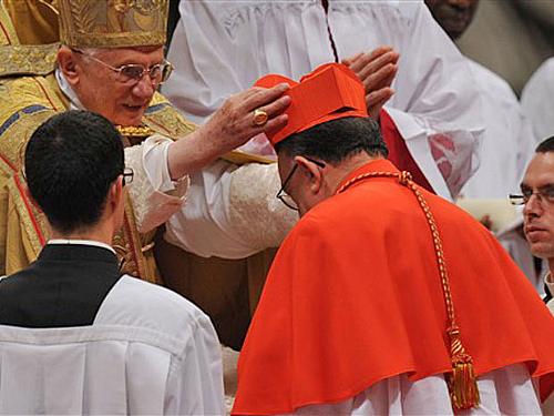 O brasileiro dom Raymundo Damasceno Assis, arcebispo de Aparecida, recebe barrete vermelho do papa Bento XVI