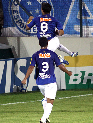 Henrique vibra depois de marcar o segundo gol do Cruzeiro
