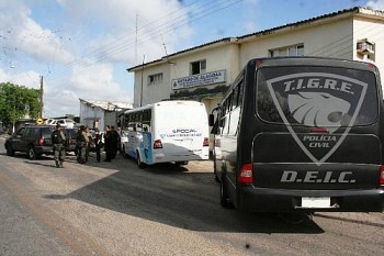 Policiais civis e militares fazem a escolta dos presos de Penedo para Maceió