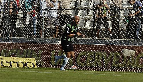 Fábio Júnior corre para comemorar o primeiro gol da vitória do América sobre o Sport
