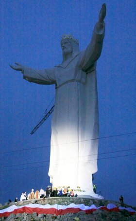 A estátua tem 33 metros de altura para simbolizar os 33 anos de Jesus