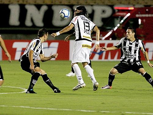 Autor dos dois gols do Botafogo, Loco Abreu tenta dominar no meio de capo