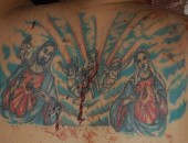 Tatuagem nas costas da vítima