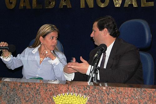 Dudu Holanda, na foto com Silvânia Barbosa, defende aumento no duodécimo da Câmara