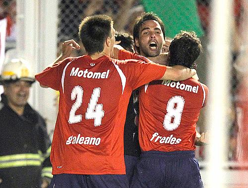 Galeano e Fredes, que fez o segundo, abraçam Parra, autor do primeiro gol do Independiente