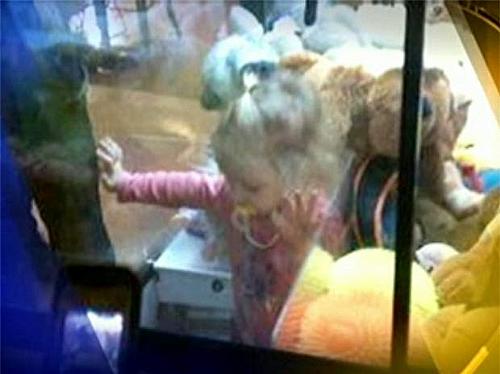 Menina de dois anos ficou presa dentro de uma máquina de brinquedo