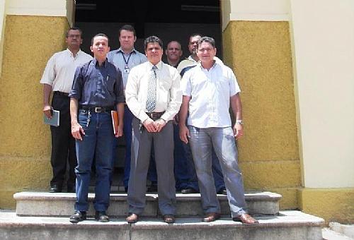 Pastor Sérgio Corrêa com José Denilson (na frente, à esquerda) e demais integrantes da equipe da CBTU responsável pelo Trem que canta