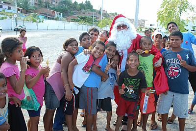 A chegada do papai Noel chamou a atenção das crianças presentes