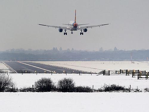 Avião pousa em meio à neve no aeroporto londrino de Gatwick