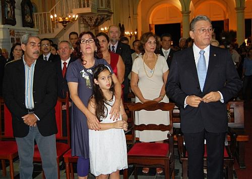 Governador reeleito acompanha missa com familiares