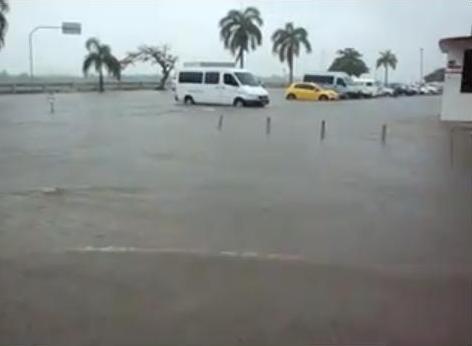 'Pancada' de chuva provocou alagamentos em Penedo, previsão é de temporais