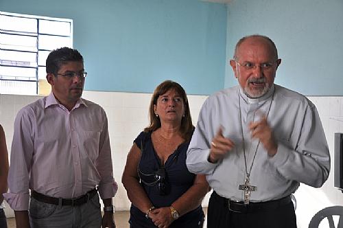 Secretário Francisco Araújo, Noélia Costa e dom Antonio Muniz na visita ao albergue
