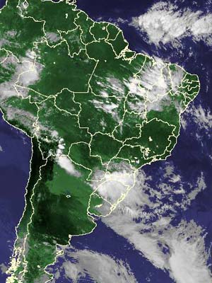 Imagem de satélite de domingo (12) mostra nebulosidade no Sul e Nordeste do país