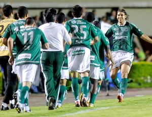 Rafael Moura comemora seu gol