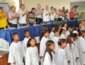 Foto 01 – Coro infantil canta durante a solenidade de entrega de certificados aos concluintes do curso
