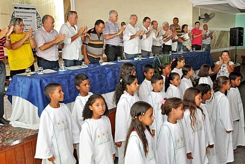 Foto 01 – Coro infantil canta durante a solenidade de entrega de certificados aos concluintes do curso