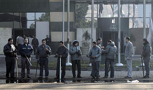 Armados com tacos, moradores protegem prédios no Cairo nesta segunda (31), sétimo dia de protestos antigoverno