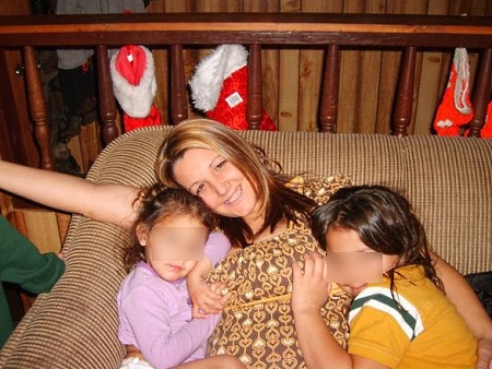 Kenzie Marie Houk posa em imagem divulgada por sua família com as filhas Jenessa (à esq.) e Adalynn