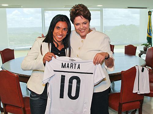 Presidenta Dilma Rousseff recebe camisa autografada pela jogadora de futebol Marta, durante encontro no Palácio do Planalto