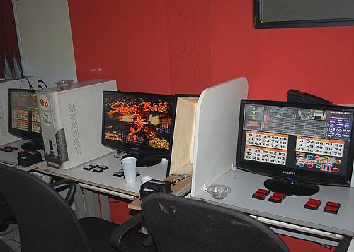 No cyber café foram encontradas 29 máquinas vídeopoker