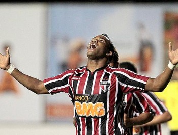 Fernandinho comemora o primeiro do São Paulo, marcado contra pelo volante Gercimar