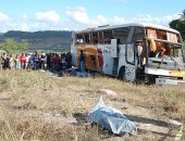 Corpos das vítimas foram jogados para fora do ônibus