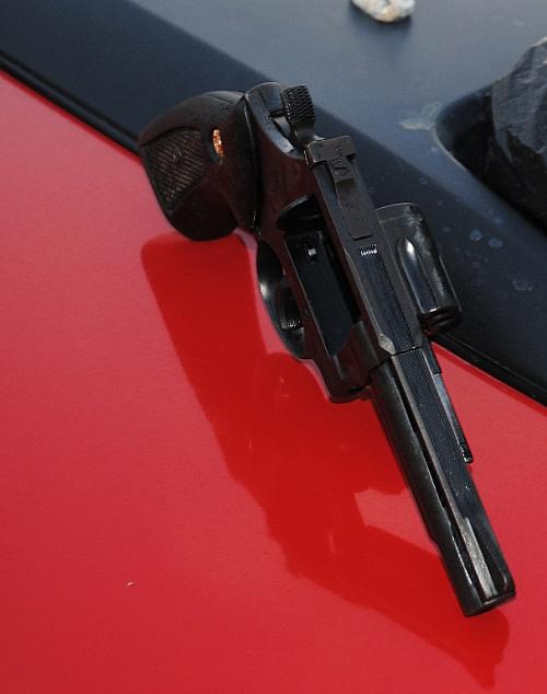 A polícia apreendeu o revólver calibre 38 usado pelos acusados