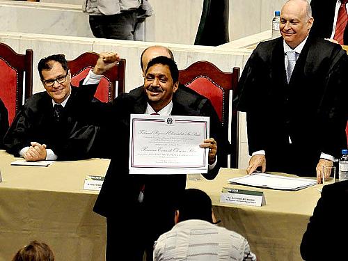 Tiririca (PR-SP) foi aplaudido pelos companheiros após receber o diploma de deputado federal por São Paulo