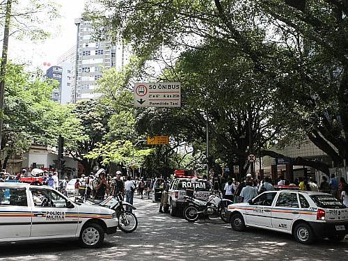 Movimentação de policiais na entrada do Hospital das Clínicas de Belo Horizonte