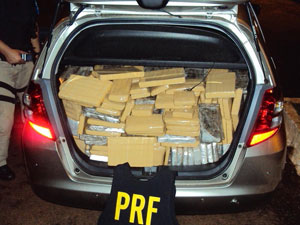 Mais de 500 kg de maconha foram apreendidos em porta-malas de carro